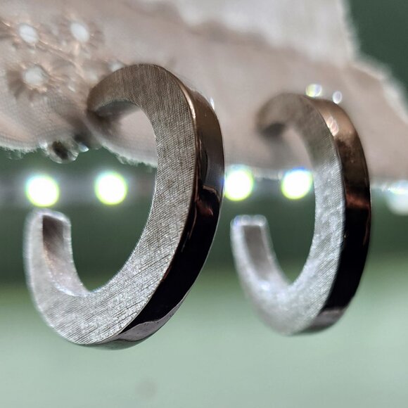 Vintage Avon Silver Toned Crescent Hoop Earrings - Picture 8 of 8